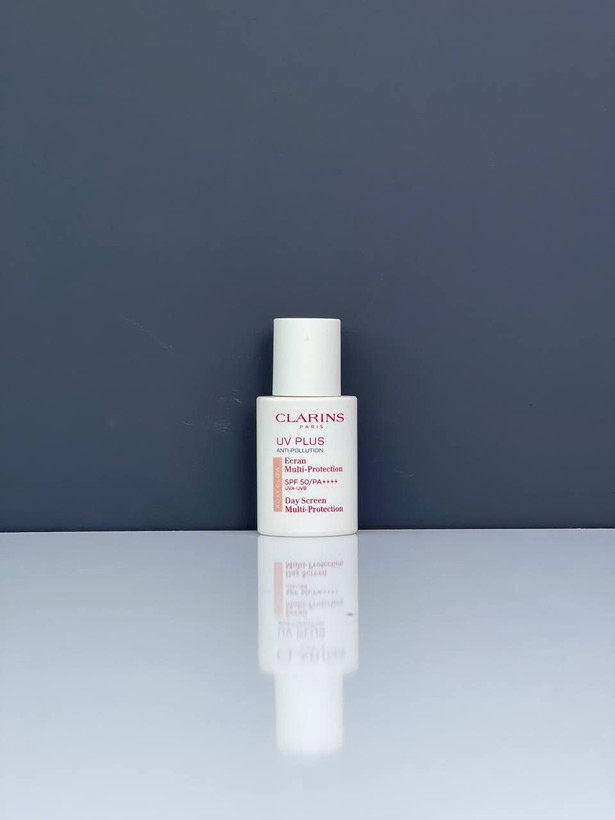 کرم ضد آفتاب کلارنس بدون رد سفیدی بسیار سبک ۵۰ spf uv plus